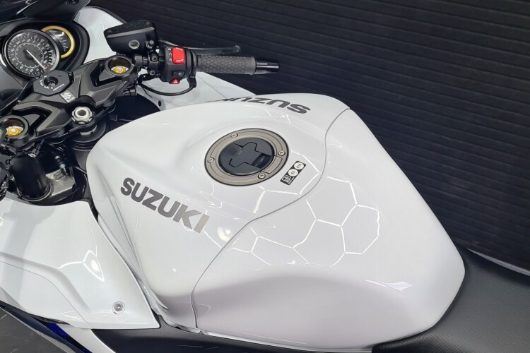 SUZUKI GSX1300R HAYABUSA