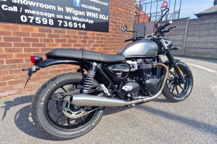TRIUMPH SPEED TWIN 900