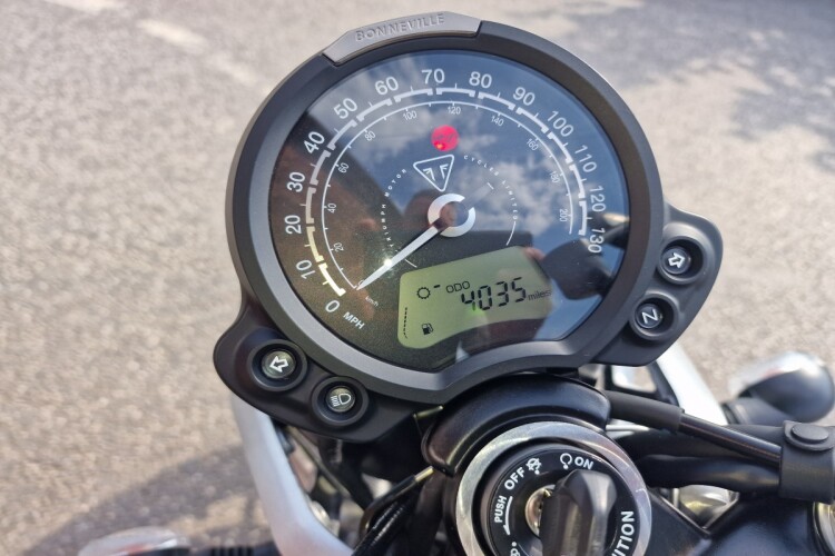 TRIUMPH SPEED TWIN 900