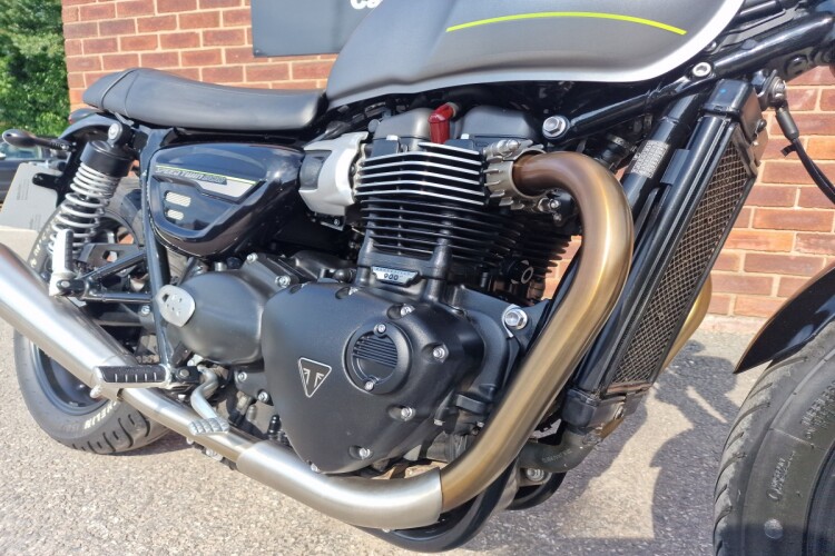 TRIUMPH SPEED TWIN 900