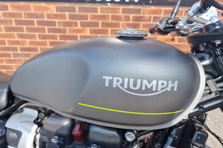 TRIUMPH SPEED TWIN 900