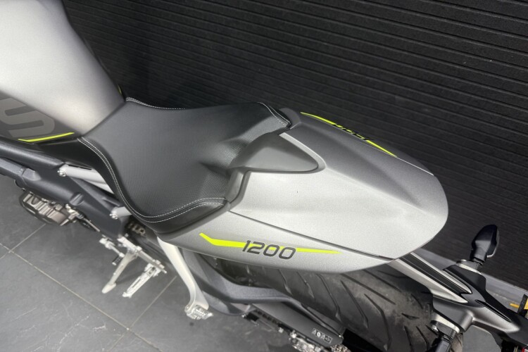 TRIUMPH SPEED TRIPLE 1200