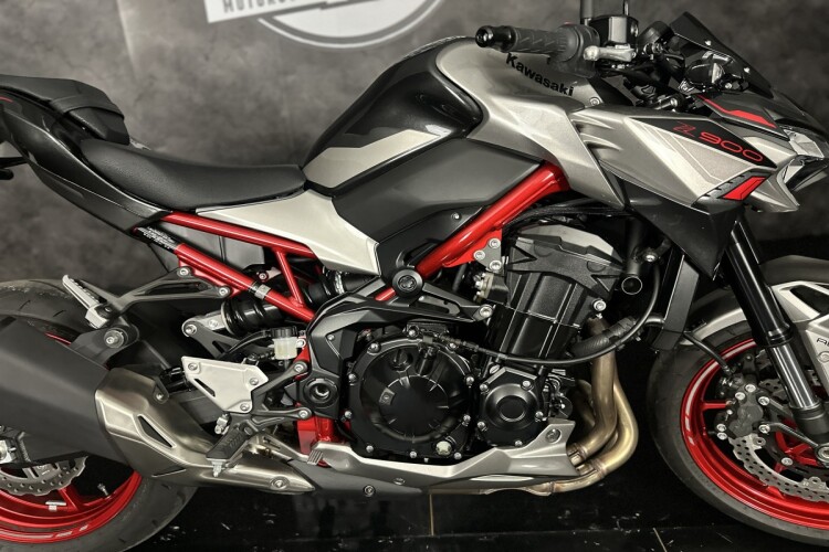 KAWASAKI Z900