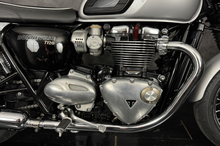 TRIUMPH BONNEVILLE T120