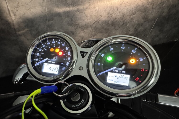 TRIUMPH BONNEVILLE T120