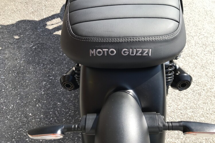 MOTO GUZZI V7