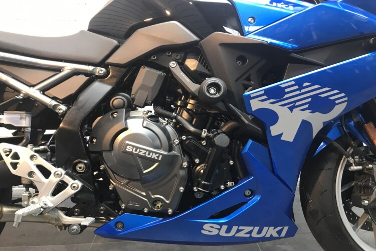 SUZUKI GSX-8R