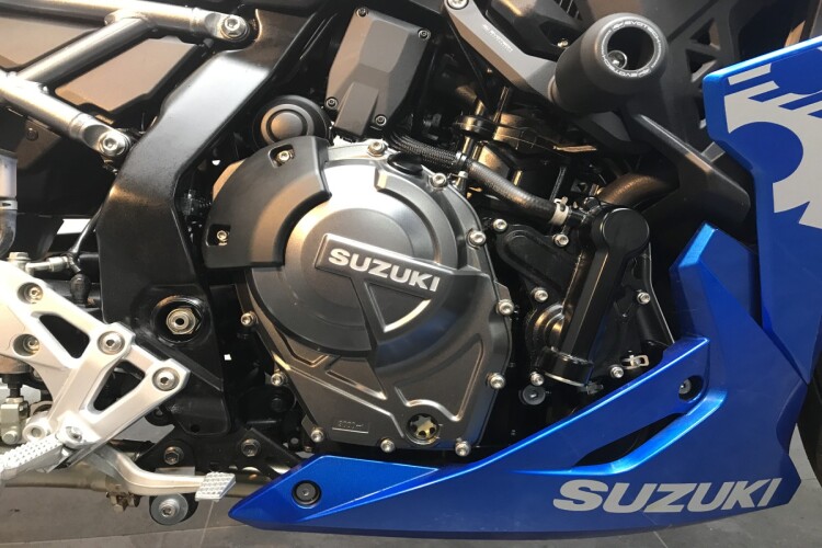 SUZUKI GSX-8R