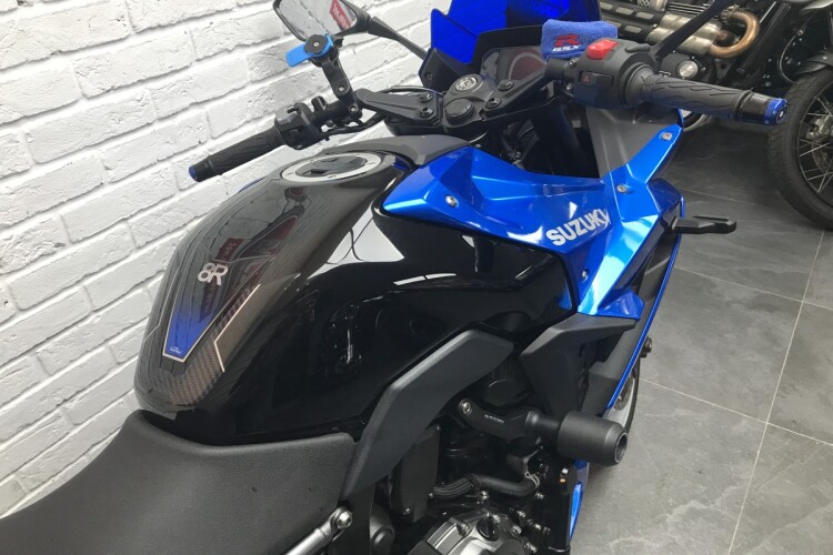 SUZUKI GSX-8R