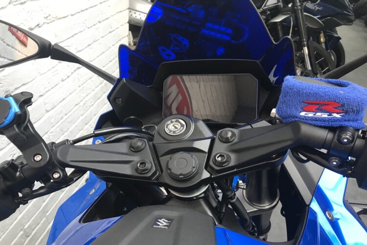 SUZUKI GSX-8R