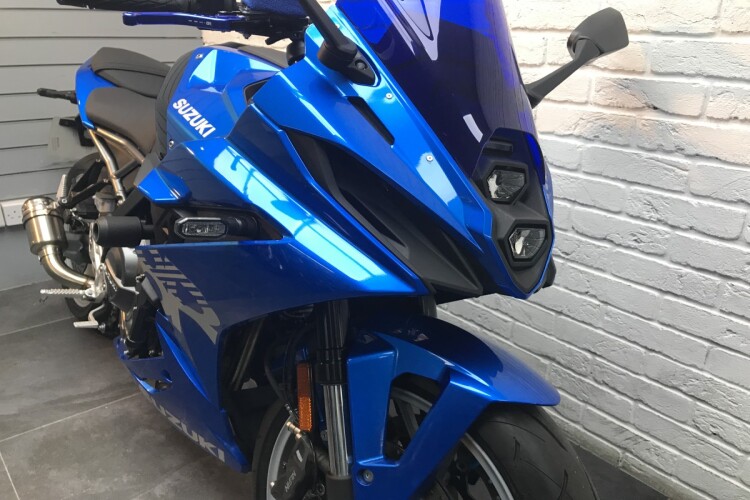 SUZUKI GSX-8R
