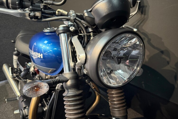 TRIUMPH STREET TWIN