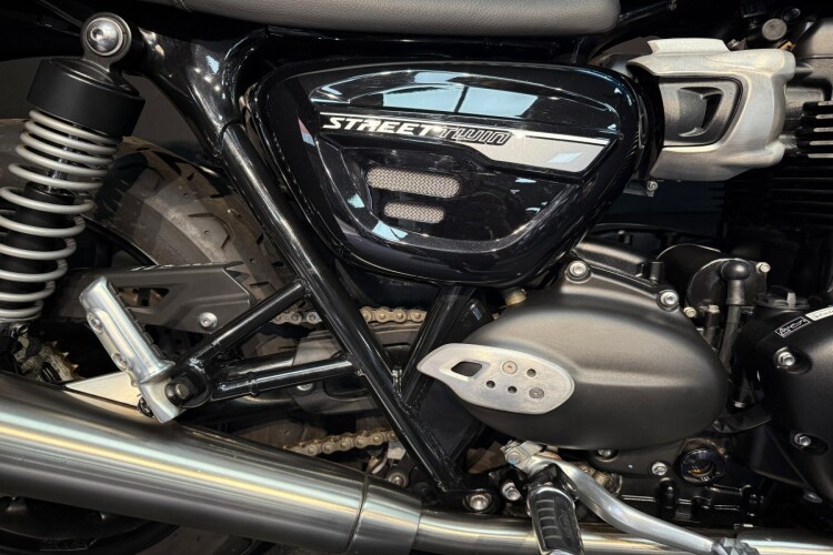 TRIUMPH STREET TWIN