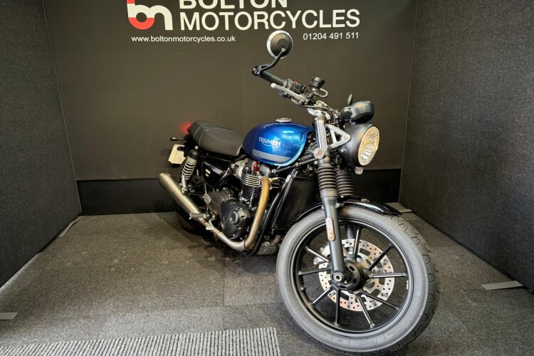 TRIUMPH STREET TWIN