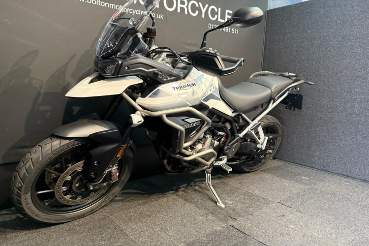 TRIUMPH TIGER 900