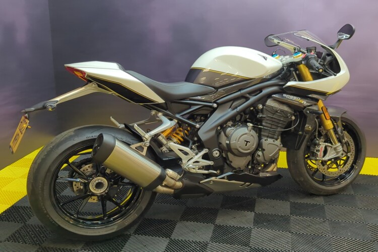 TRIUMPH SPEED TRIPLE 1200