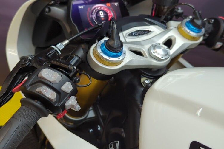 TRIUMPH SPEED TRIPLE 1200