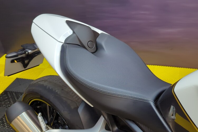 TRIUMPH SPEED TRIPLE 1200