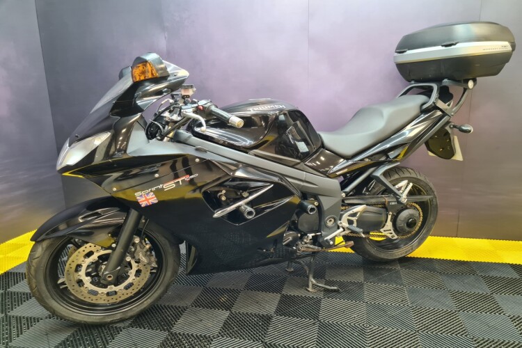 TRIUMPH SPRINT ST 1050