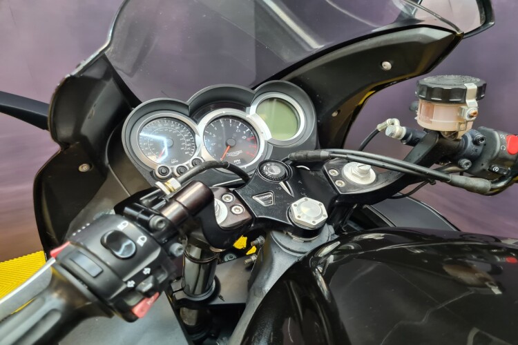 TRIUMPH SPRINT ST 1050