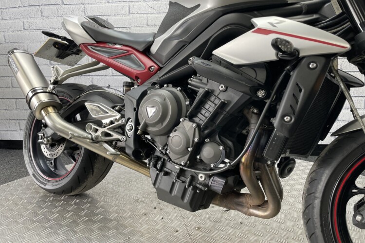 TRIUMPH STREET TRIPLE 765