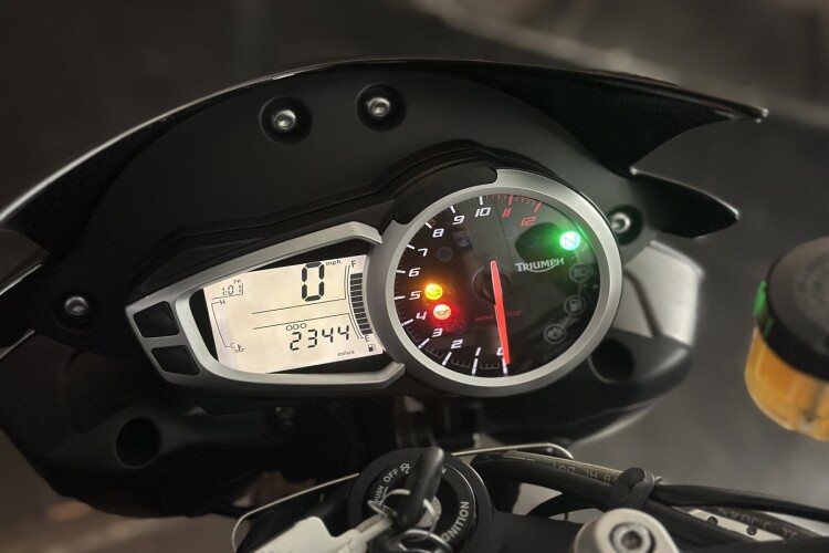 TRIUMPH SPEED TRIPLE 1050