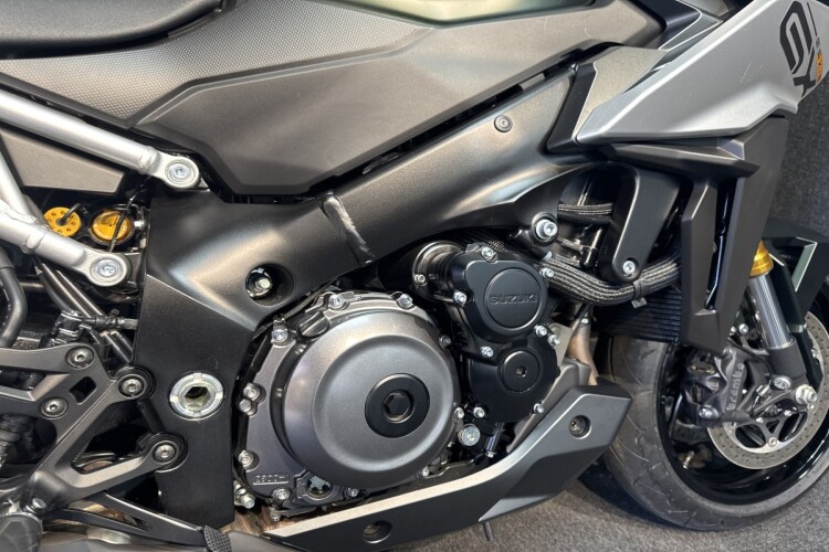 SUZUKI GSX-S1000GX +