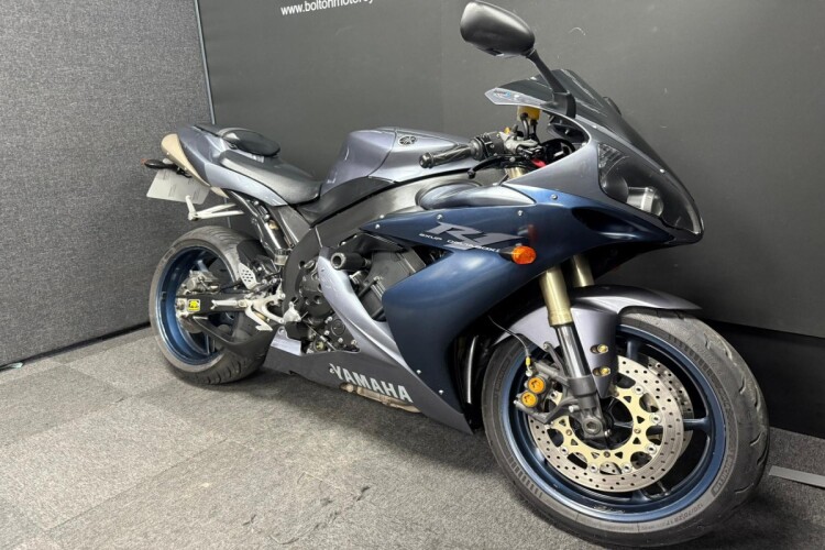 YAMAHA R1