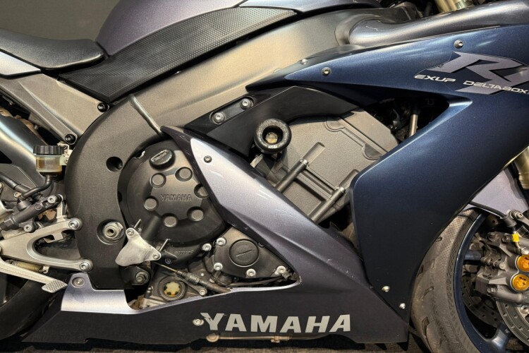 YAMAHA R1