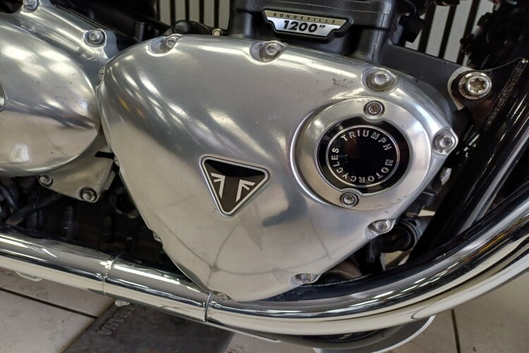 TRIUMPH THRUXTON 1200