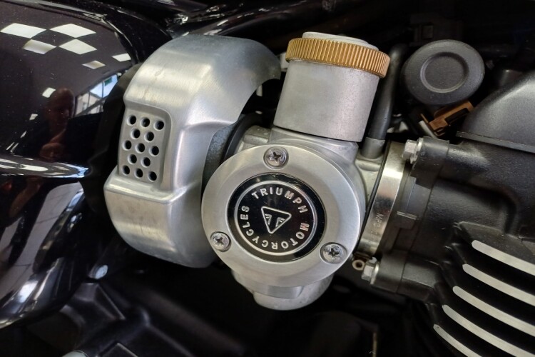 TRIUMPH THRUXTON 1200