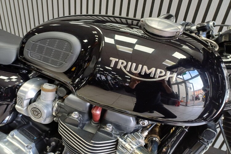 TRIUMPH THRUXTON 1200