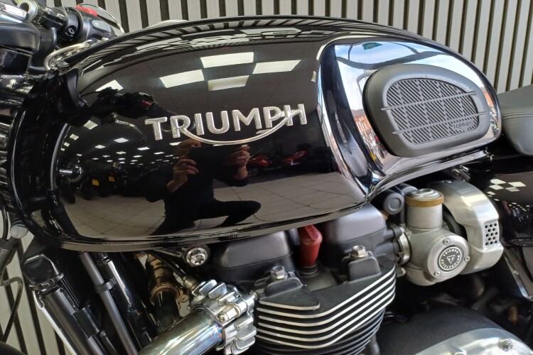 TRIUMPH THRUXTON 1200