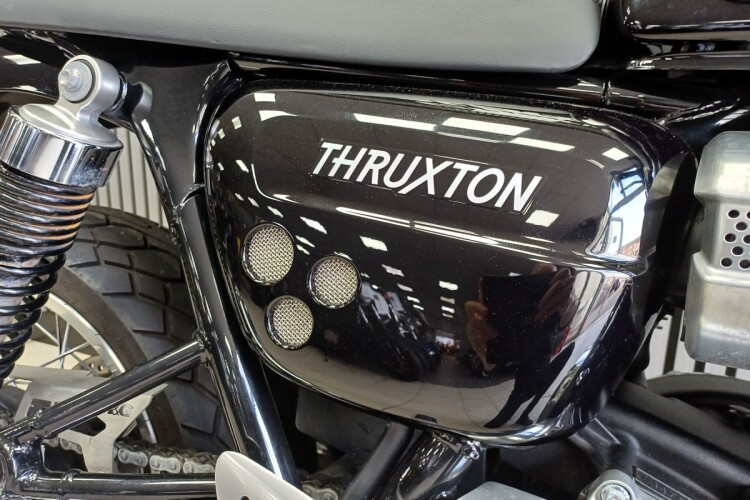 TRIUMPH THRUXTON 1200