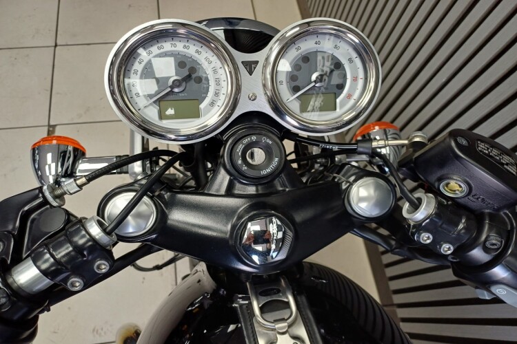 TRIUMPH THRUXTON 1200