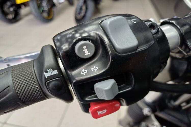 TRIUMPH THRUXTON 1200