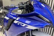 YAMAHA R1