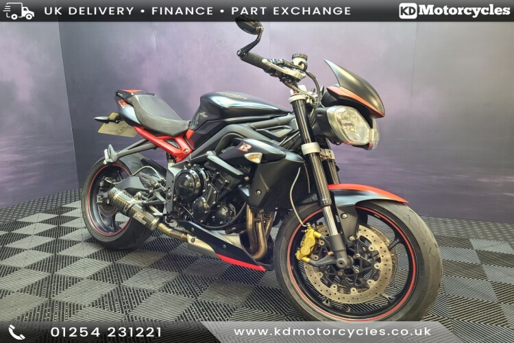 TRIUMPH STREET TRIPLE 675