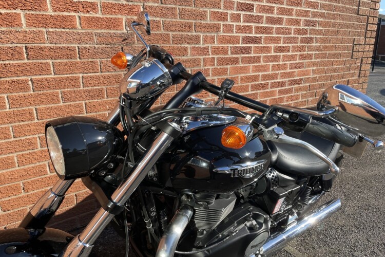 TRIUMPH SPEEDMASTER 865