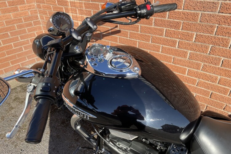 TRIUMPH SPEEDMASTER 865