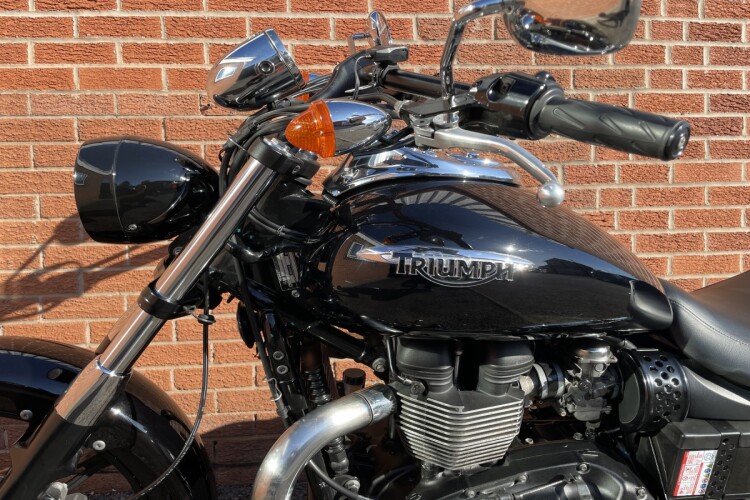 TRIUMPH SPEEDMASTER 865