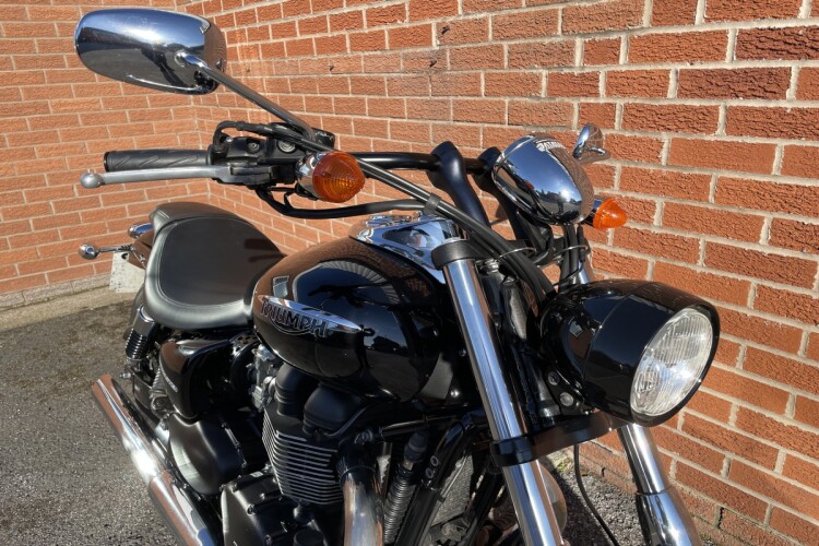 TRIUMPH SPEEDMASTER 865