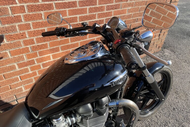 TRIUMPH SPEEDMASTER 865