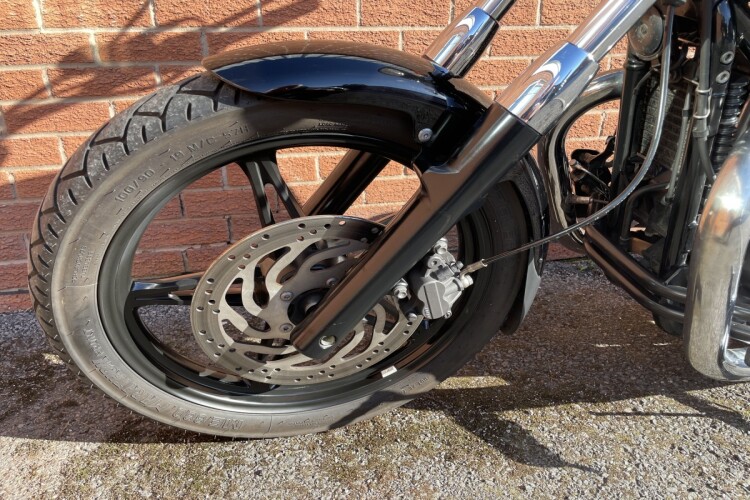 TRIUMPH SPEEDMASTER 865