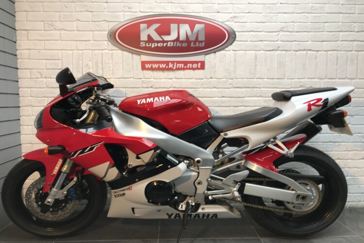 YAMAHA R1