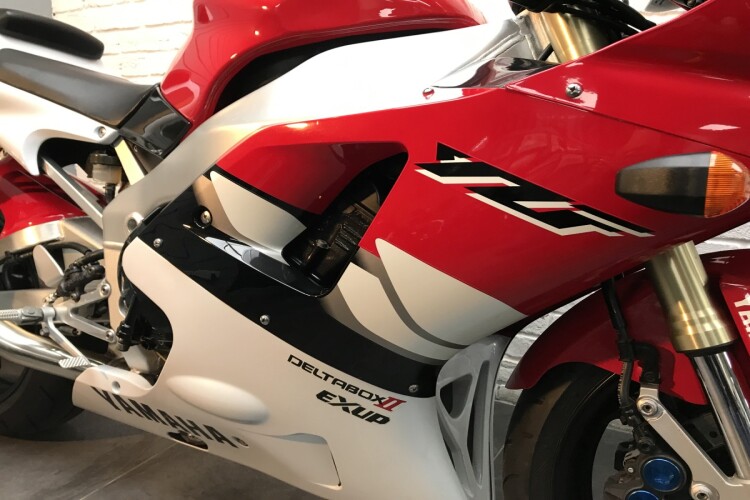 YAMAHA R1