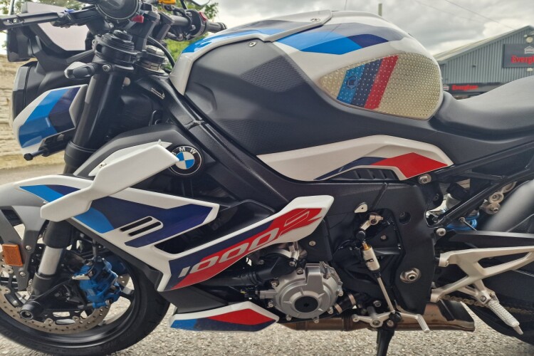 BMW M1000R