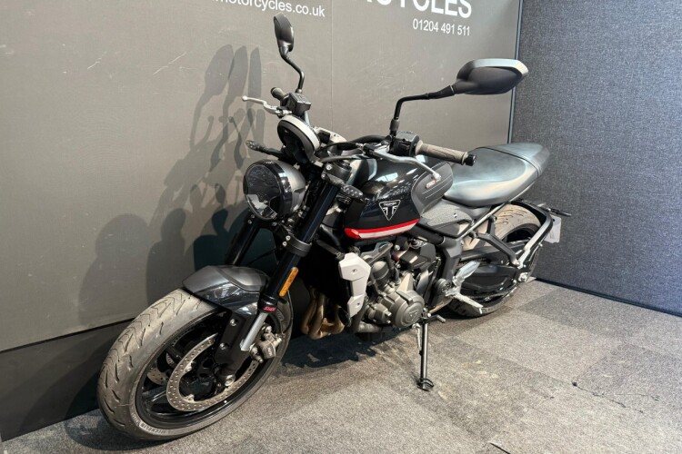 TRIUMPH TRIDENT 660