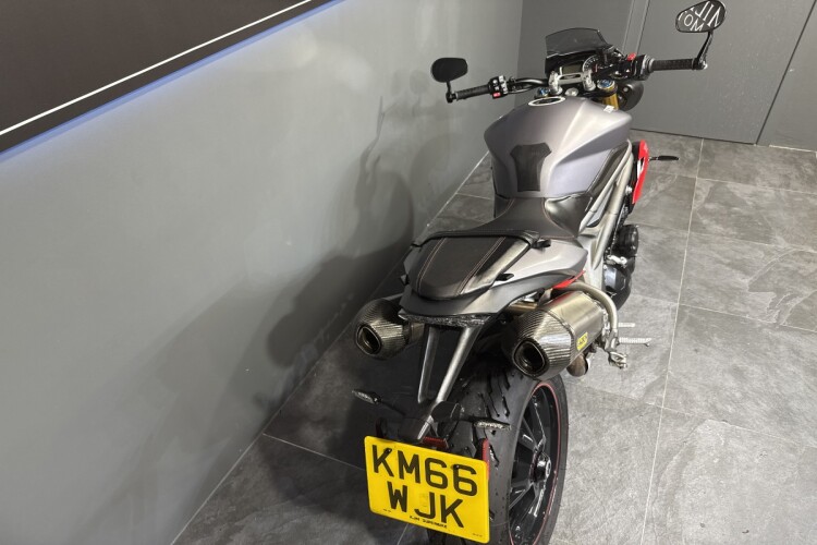 TRIUMPH SPEED TRIPLE 1050