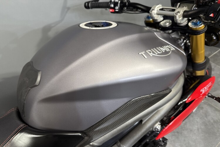 TRIUMPH SPEED TRIPLE 1050